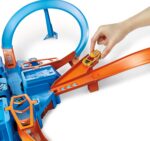 Hot Wheels Track Set with 1:64 Scale Toy Car, 4 Intersections for Crashing, Powered by a Motorized Booster, Criss-Cross Crash Track (Amazon Exclusive) - Image 4