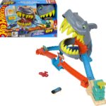 Hot Wheels Toy Car Track Set, City Shark Chomp Beach Playset with 1:64 Scale Die-Cast Vehicle. 2 Ways to Play, Knock Out the Shark or Get Eaten