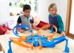 Hot Wheels Track Set with 1:64 Scale Toy Car, 4 Intersections for Crashing, Powered by a Motorized Booster, Criss-Cross Crash Track (Amazon Exclusive) - Image 2